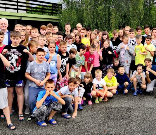 Pan Premier Jarosław Gowin oraz prezes Polskiego Związku Muaythai Pan Rafał Szlachta odwiedzają obóz Szkoły Sztuk Walki Warrior z Łodzi